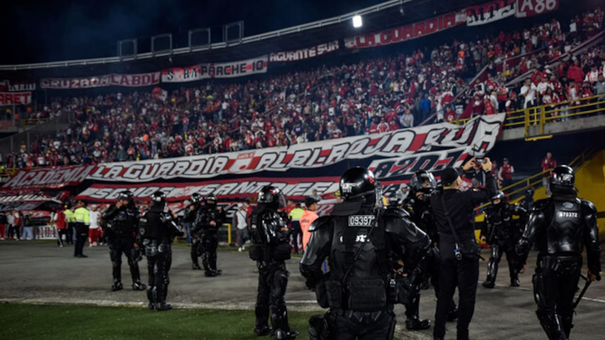 ¿Qué sanciones afrontarían Santa Fe y América tras violencia de sus hinchas en El Campín de Bogotá?