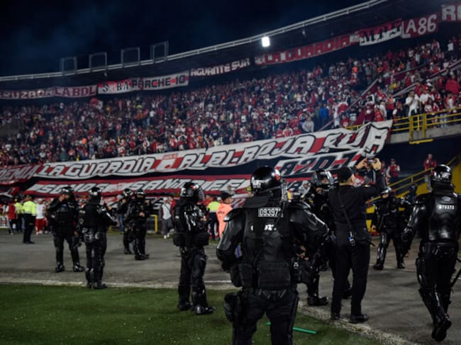 Desmanes en el estadio El Campín. Foto: (Colprensa - Cristian Bayona).