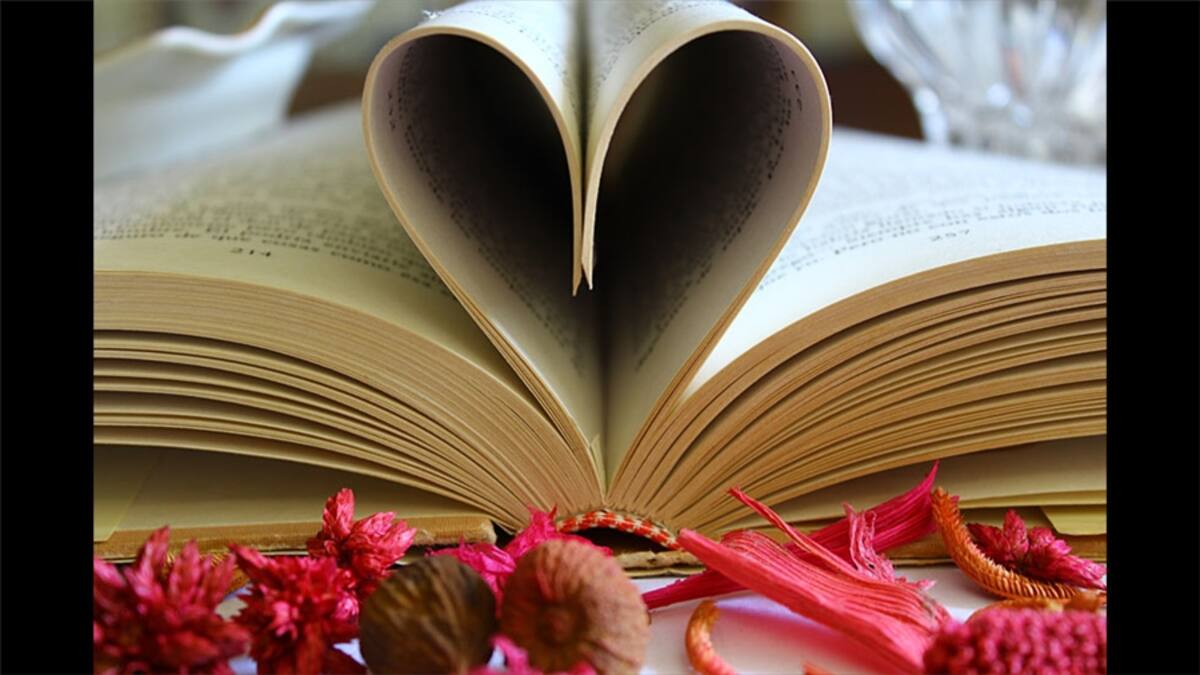 “Viendo a través de... hermosa transposición de superficies; a través de la estrella se cuelan los hermosos bordados de pintura de las paredes”, nos dice Aurelia Otero de esta imagen de la mezquita azul, Estambul, Turquía.