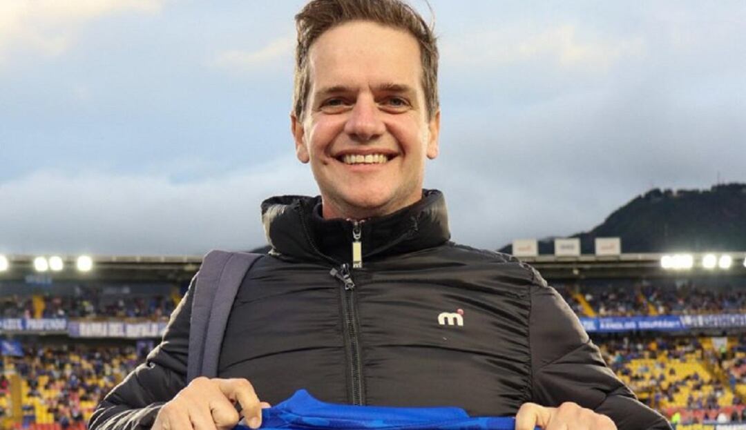 El reconocido influencer argentino Jero Freixas recibió la camiseta de Millonarios con el número de Mackalister Silva.