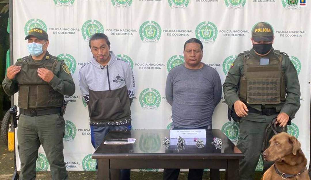 Dos ciudadanos ecuatorianos detenidos en el Cauca (Colombia) señalados de proveer armamento a disidencias armadas.                       Foto: Fiscalía General de la Nación.