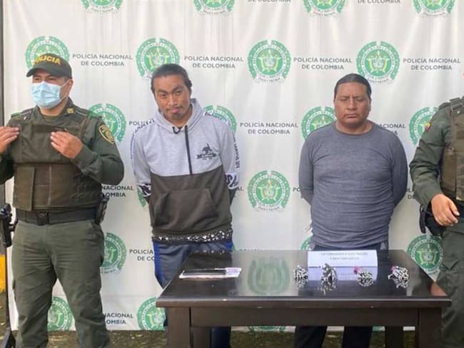 Dos ciudadanos ecuatorianos detenidos en el Cauca (Colombia) señalados de proveer armamento a disidencias armadas.                       Foto: Fiscalía General de la Nación.