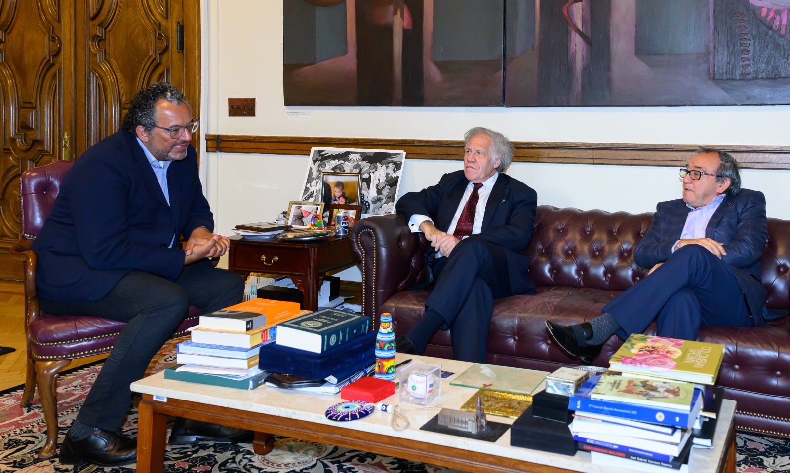 Presidente de la JEP, magistrado Roberto Vidal, en reunión con la OEA. Foto cortesía