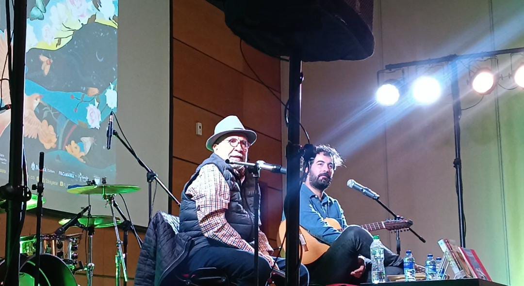 Por más de una hora Jorge Velosa habló de sus anécdotas, coplas, canciones e historias sobre la creación de sus éxitos, las cuales plasmó en su libro 'Historiando mi cantar' / Foto: Caracol Radio.
