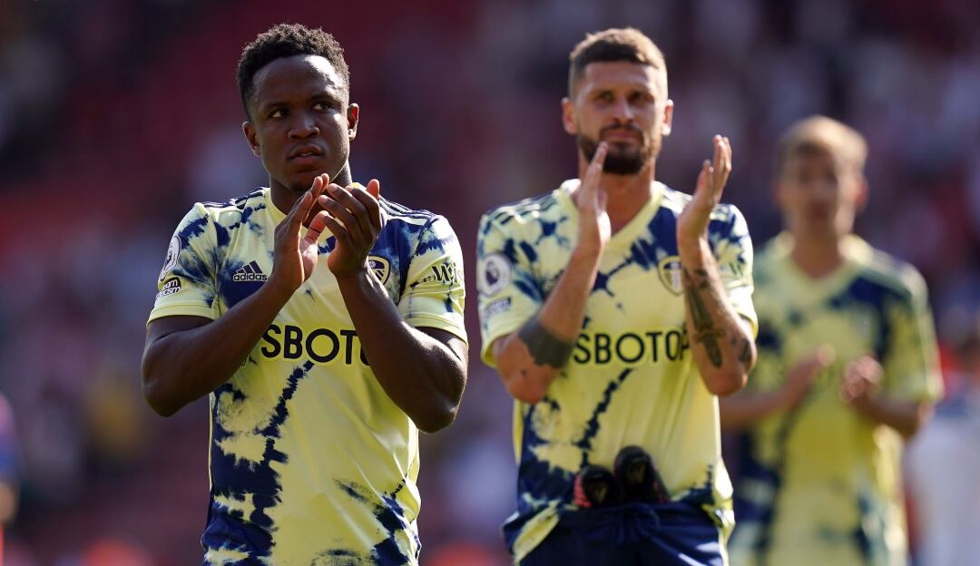 Luis Sinisterra aplaude a la hinchada del Leeds United presente en campo del Southampton.