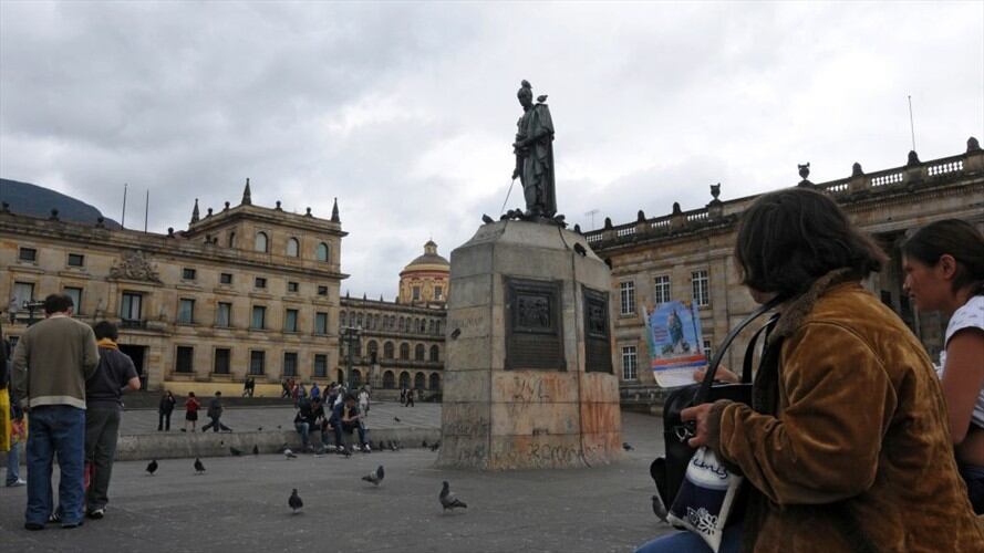 Roban espada de monumento de Simón Bolívar en el centro de Bogotá. Foto: Getty Images