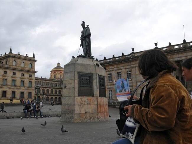 Roban espada de monumento de Simón Bolívar en el centro de Bogotá. Foto: Getty Images