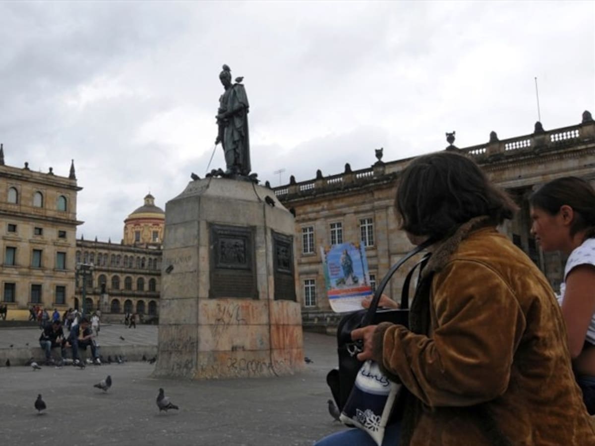 Roban espada de monumento de Simón Bolívar en el centro de Bogotá