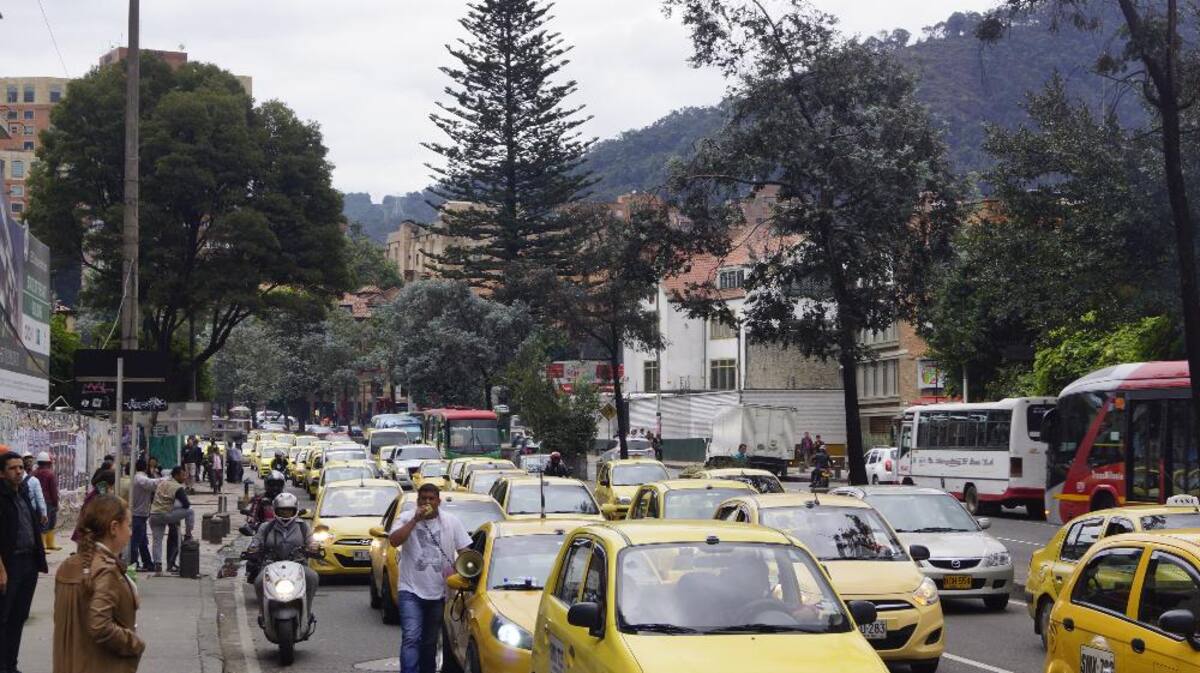 Cerca de 200 taxistas realizan esta protesta causando problemas de movilidad por la carrera séptima.