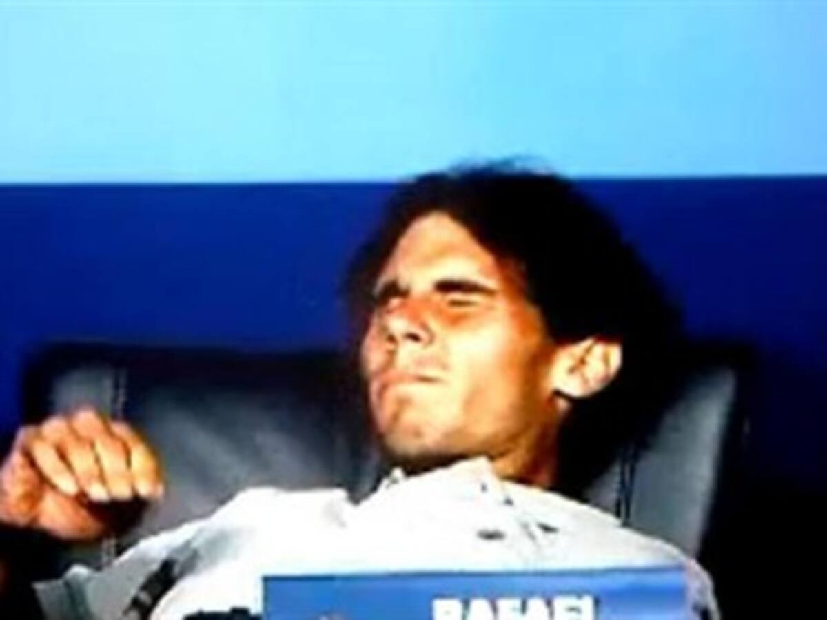 El tenista Rafael Nadal sufre un calambre durante rueda de prensa