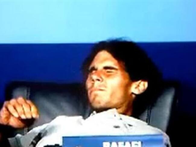 El tenista Rafael Nadal sufre un calambre durante rueda de prensa