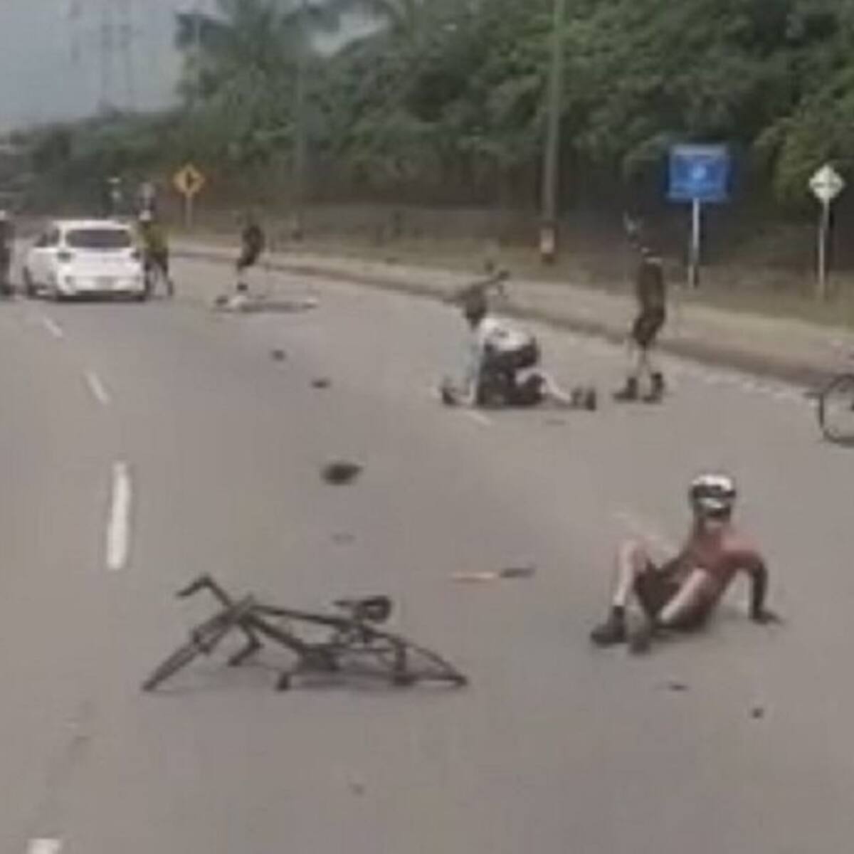 Vehículo atropelló a seis ciclistas y se dio a la fuga en Copacabana