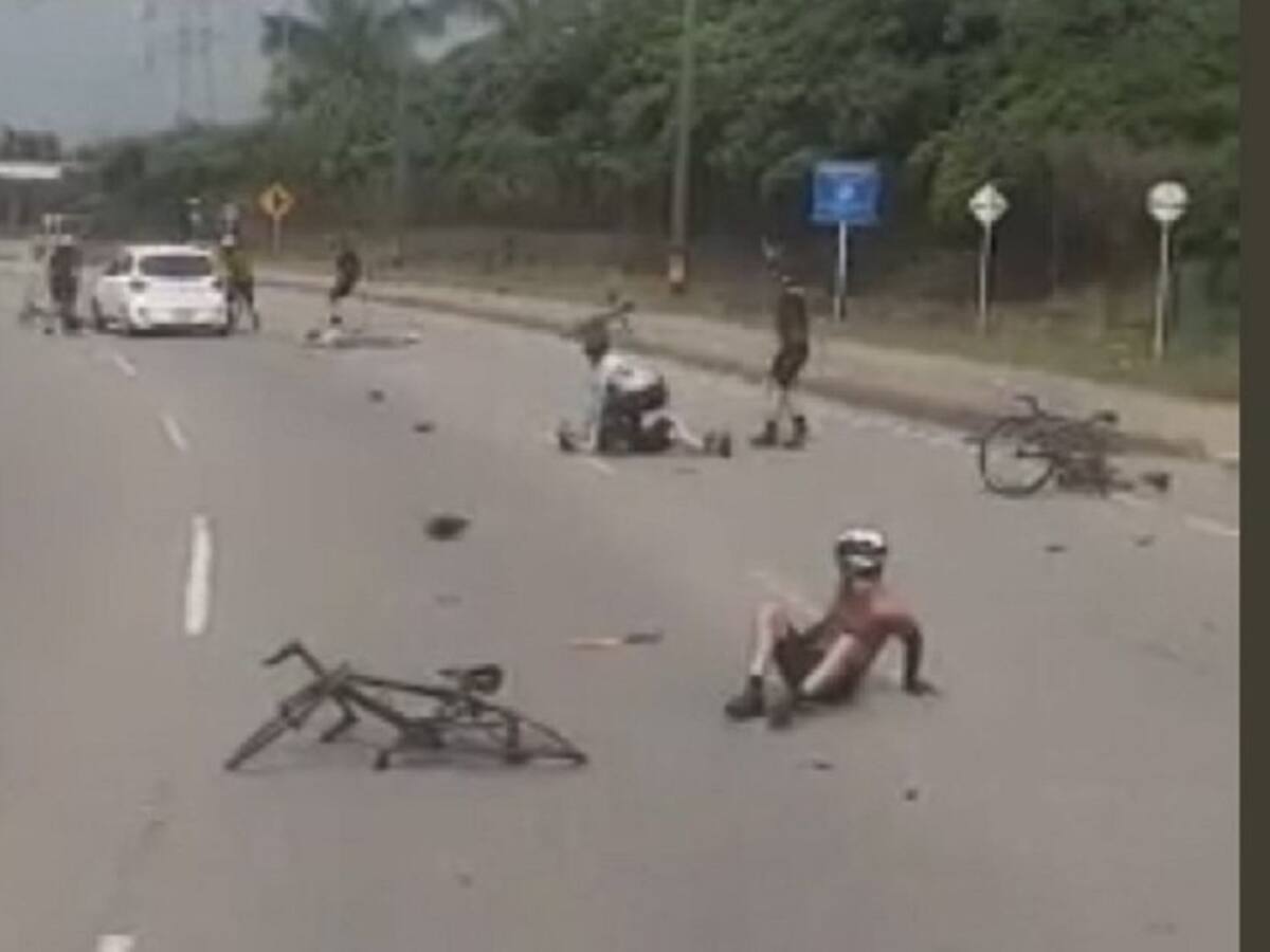 Vehículo atropelló a seis ciclistas y se dio a la fuga en Copacabana