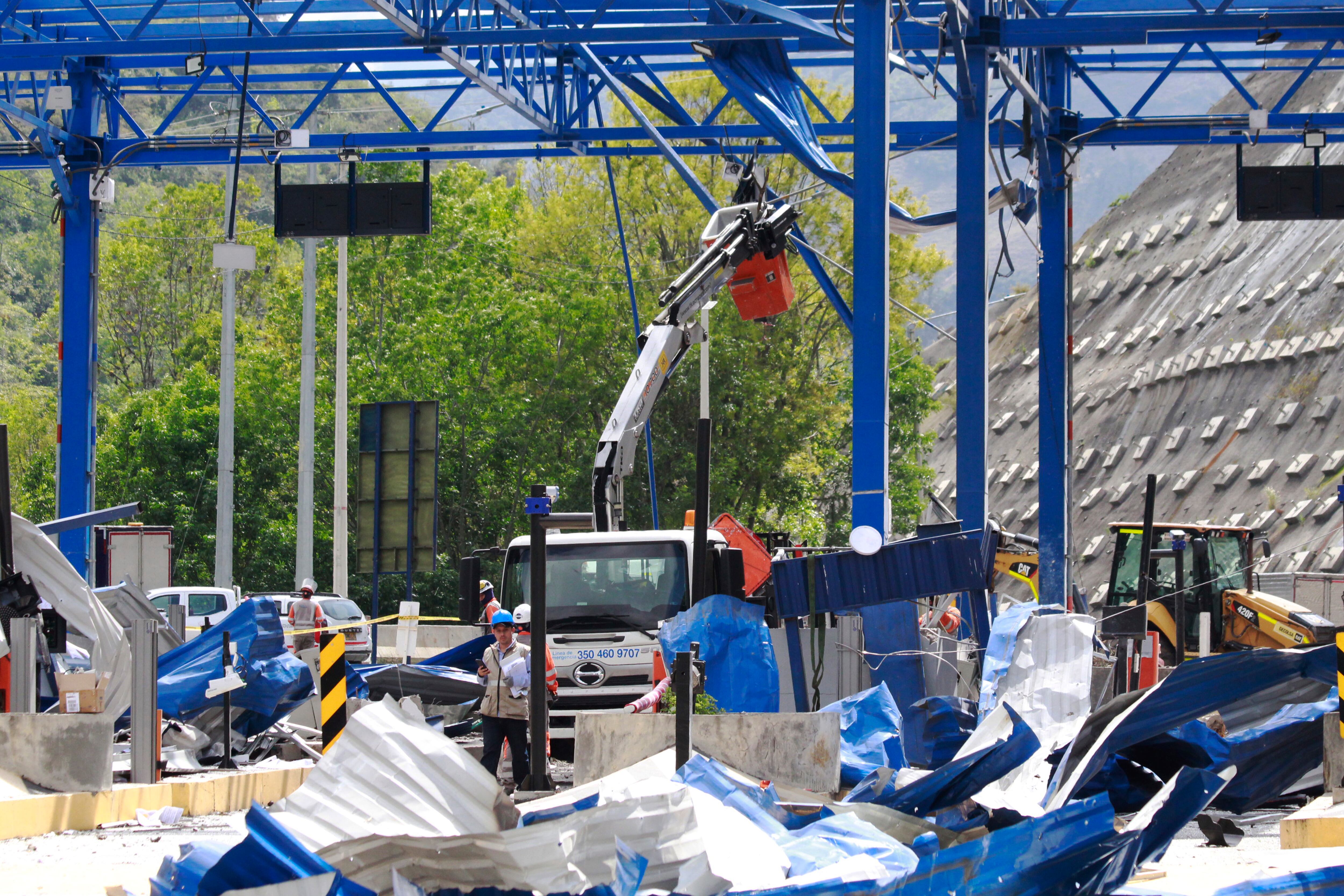 AME3128. PAMPLONITA (COLOMBIA), 04/12/2024.- Trabajadores retiran escombros causados por un atentado explosivo en un peaje este miércoles, en Pamplonita (Colombia). Al menos tres personas resultaron heridas en un ataque con explosivos perpetrado en el peaje de Pamplonita, ubicado en la carretera entre Cúcuta, capital del departamento colombiano de Norte de Santander (noreste), y la localidad de Pamplona. EFE/ Mario Caicedo