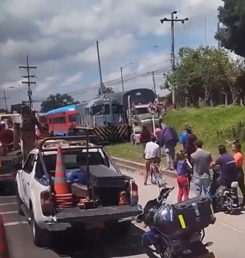 Accidente del Tren de la sabana con un tractocamión, durante la mañana del 12 de abril. / Cortesía.