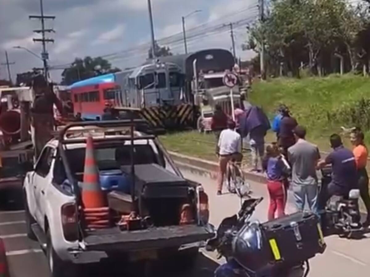 Accidente entre el tren de la sabana y un tractocamión se presentó en la vía Zipaquirá Cajicá