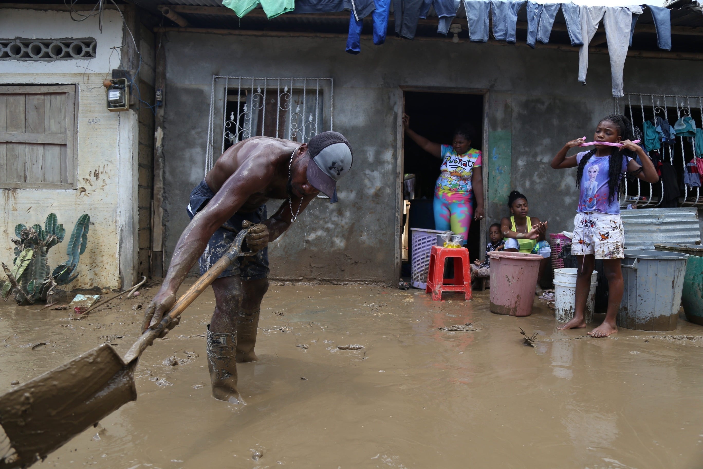El gobierno de Daniel Noboa resaltó que las lluvias han dejado dos personas fallecidas, 672 damnificadas y 1.091 viviendas afectadas.
(Foto:   Jonatan Rosas/Anadolu Agency via Getty Images)