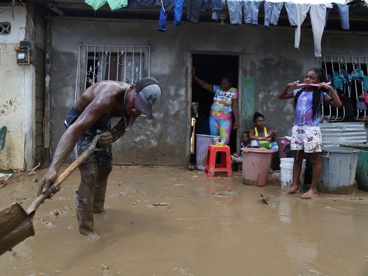 Ecuador declara alerta roja en tres provincias por lluvias torrenciales