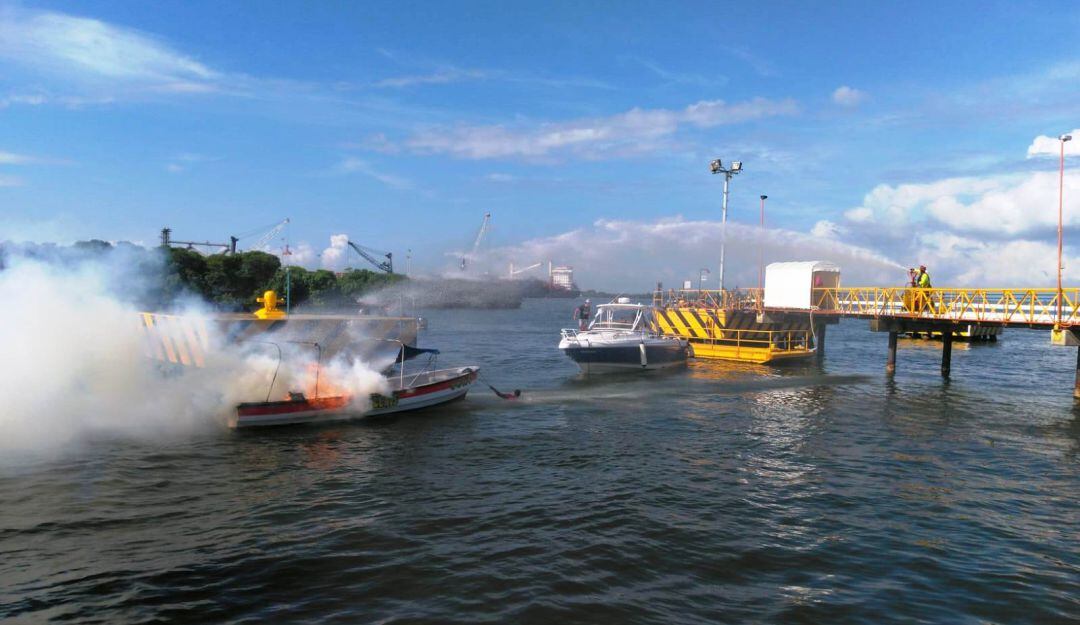 Ocho personas que iban a bordo fueron rescatadas por parte de las autoridades