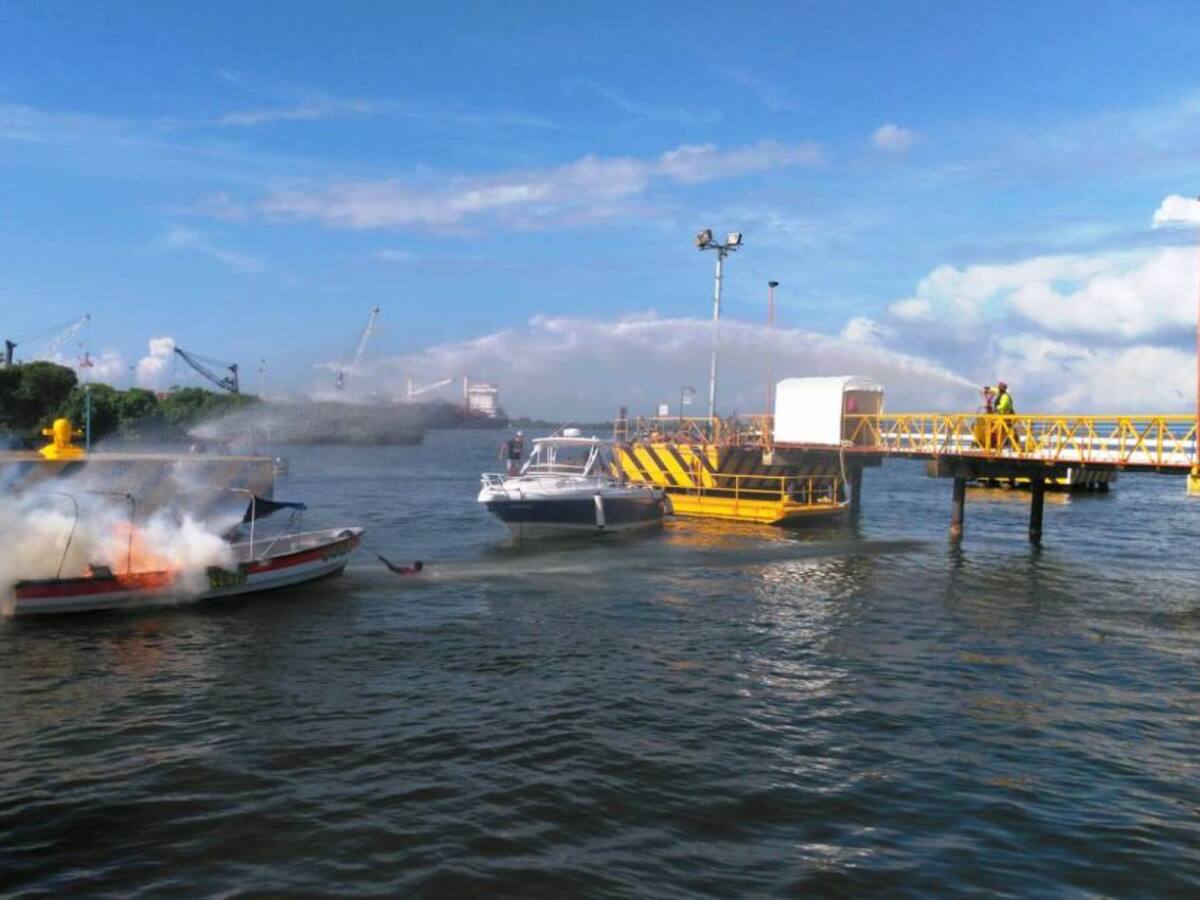 Lancha que partió de muelle no autorizado se incendió en bahía de Cartagena