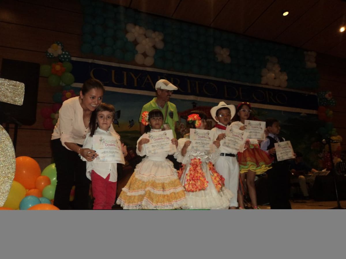 Entrega de diplomas a los niños invitados especiales menores de 8 años de edad