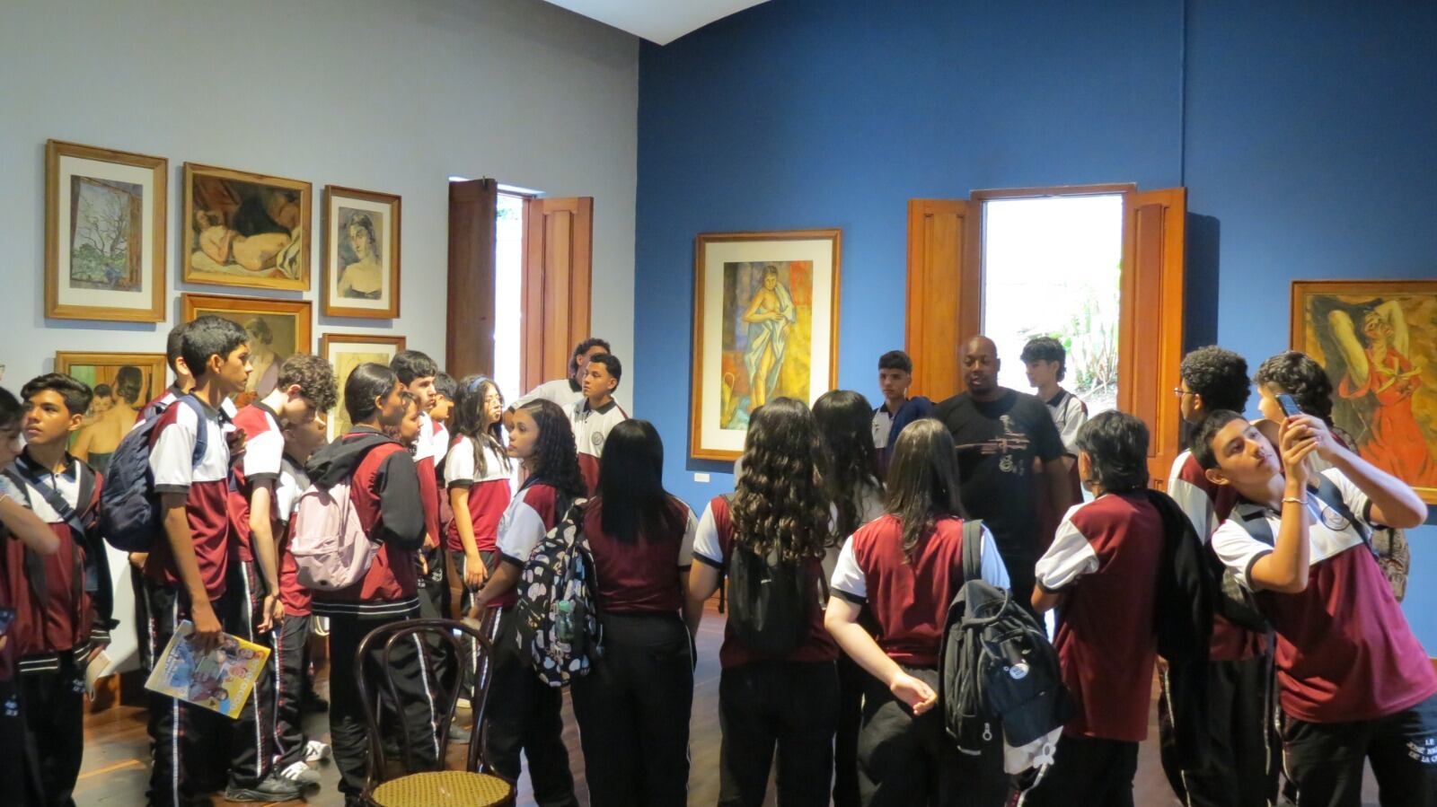 Estudiantes en un recorrido de un museo en Medellín. Foto: alcaldía.