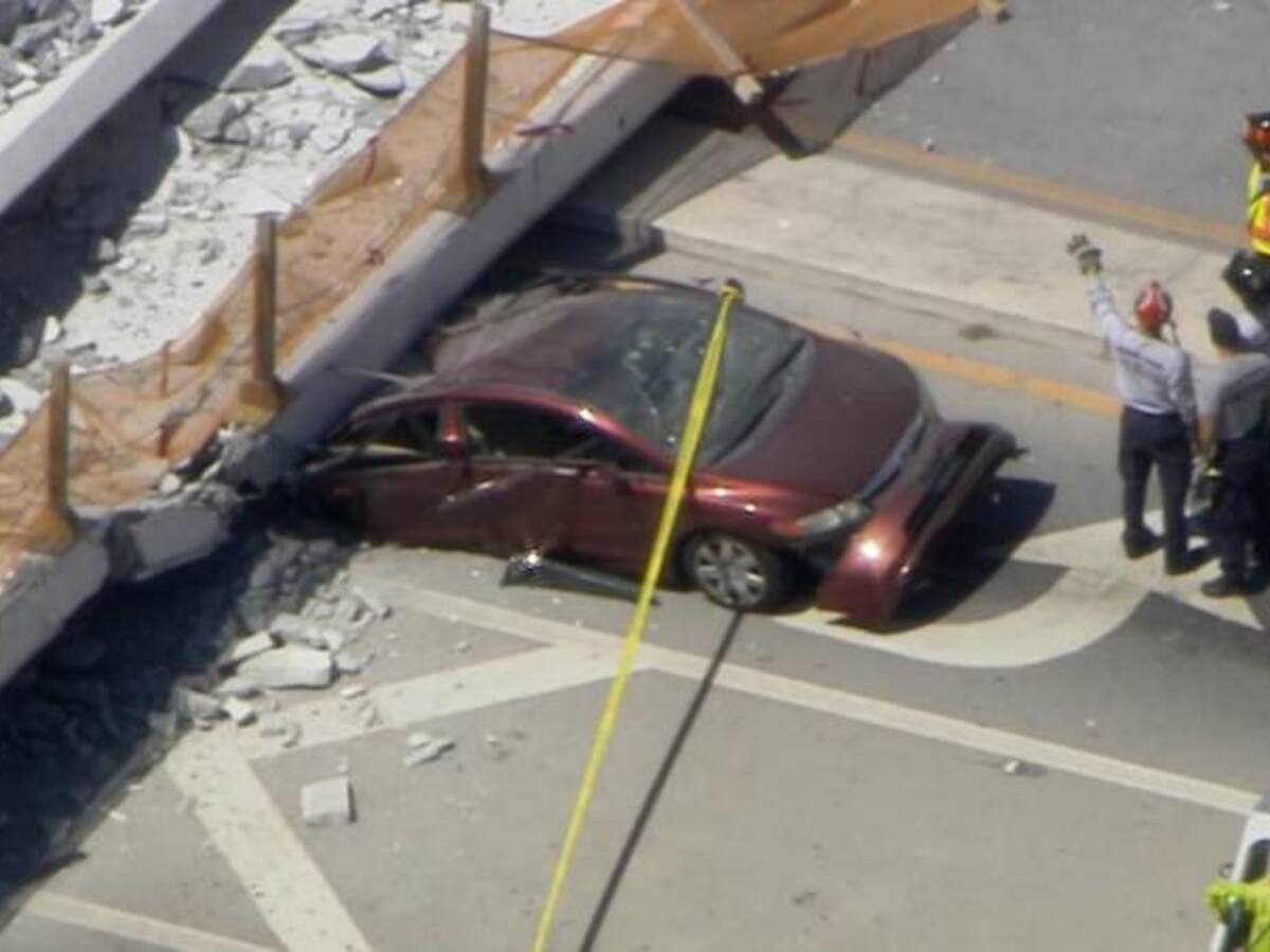 Varios muertos al derrumbarse puente peatonal sobre carretera de Miami
