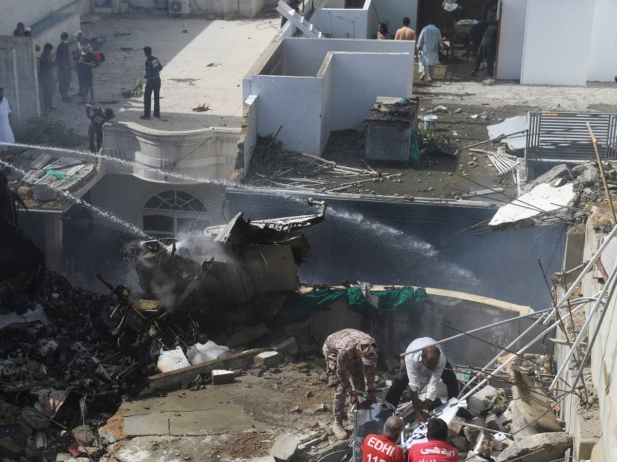 Avión en Pakistán se estrelló con 107 personas a bordo