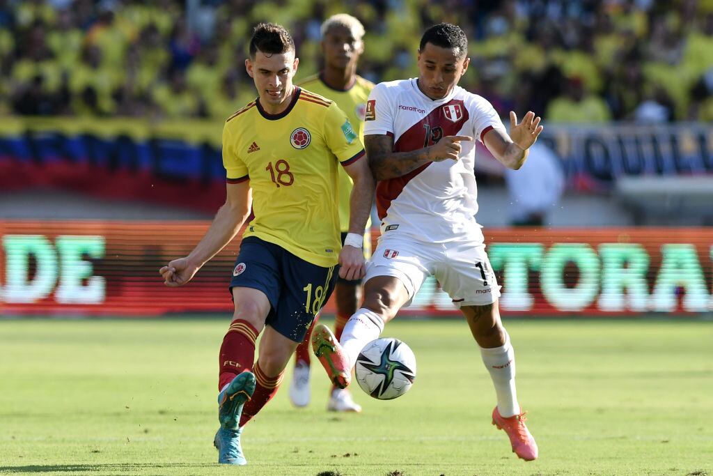 Rafael Santos Borre y Yoshimar Yotún en un encuentro entre Colombia y Perú por las Eliminatorias al Mundial Qatar 2022 (Photo by Gabriel Aponte/Getty Images)