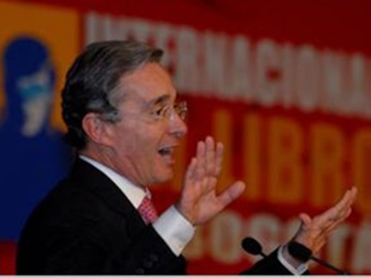 Uribe asistirá a nueva cumbre de Unasur, pero no solo hablará de bases