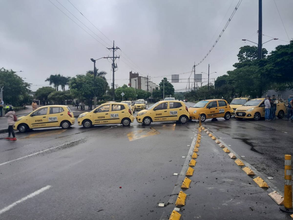 Persisten los bloqueos en algunos puntos de Ibagué por parte de los taxistas