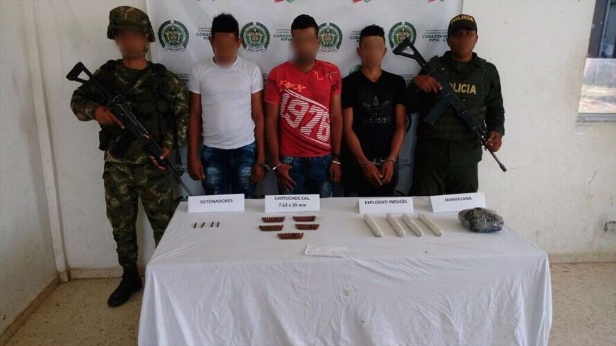 Durante la captura, les fueron hallados armas de fuego, droga y al parecer se encargaban de extorsionar a comerciantes, mineros y ciudadanos en Rio Viejo y su jurisdicción.. Foto: Cortesía: Prensa Ejército Nacional