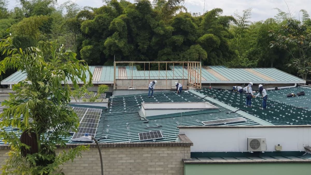 Energías renovables con páneles solares en el Bioparque Ukumarí de Pereira