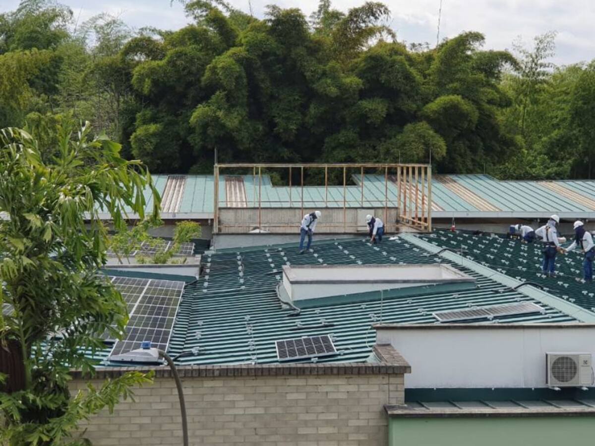 Energías renovables con páneles solares en el Bioparque Ukumarí de Pereira