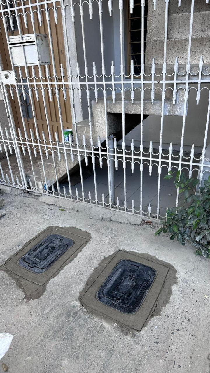 Las visitas se adelantan en varias comunas para revisar el estado de los elementos del servicio de acueducto y reducir riesgos e impactos por hurto.