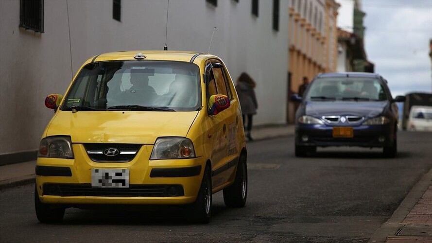 En las últimas horas fue hallado un hombre sin vida al interior de un vehículo tipo taxi. Foto: Colprensa