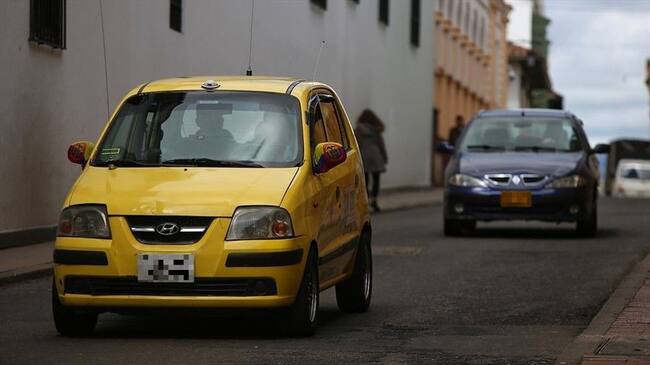 En las últimas horas fue hallado un hombre sin vida al interior de un vehículo tipo taxi. Foto: Colprensa