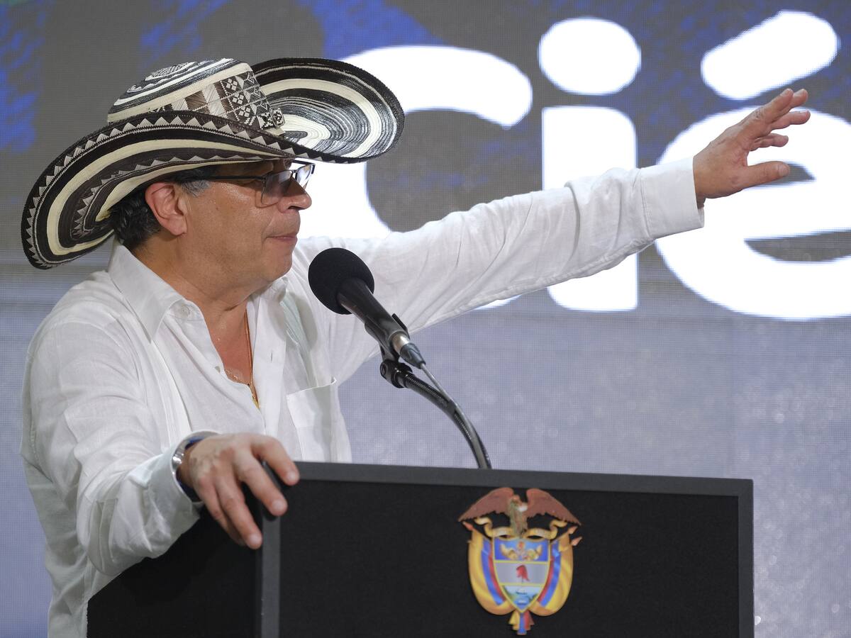 Petro denuncia cobro ilegal de tarifas de energía eléctrica y anuncia medidas para reducir costos