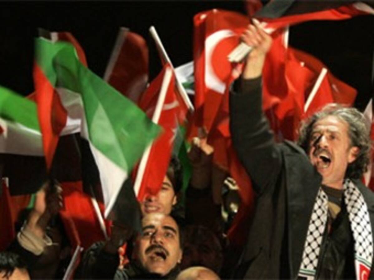 Erdogan recibido como héroe tras debate con Peres, Hamas le da las gracias