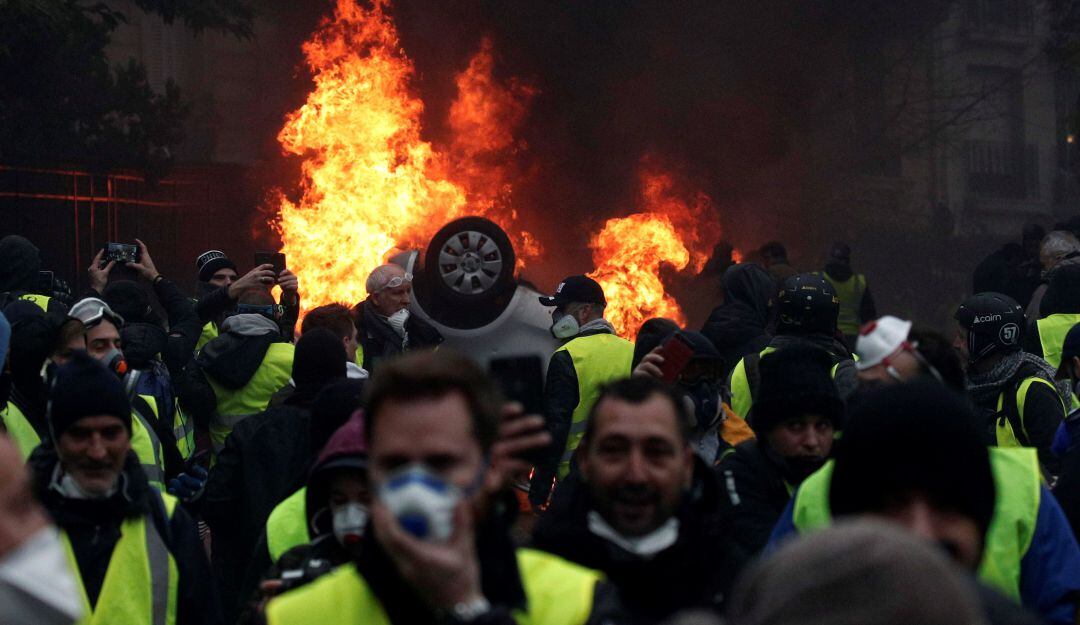 Manifestantes con chalecos amarillos se enfrentan a la policía cerca del Arco del Triunfo de París