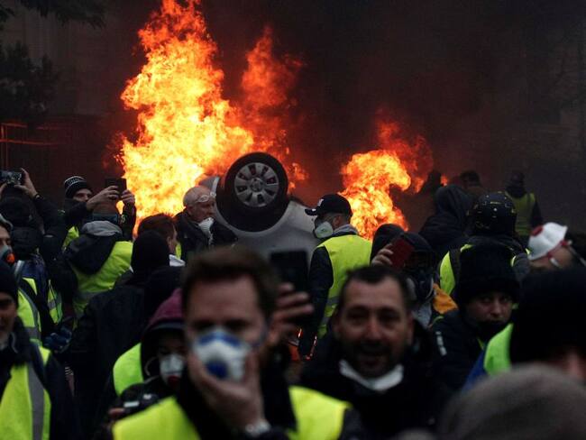 Manifestantes con chalecos amarillos se enfrentan a la policía cerca del Arco del Triunfo de París