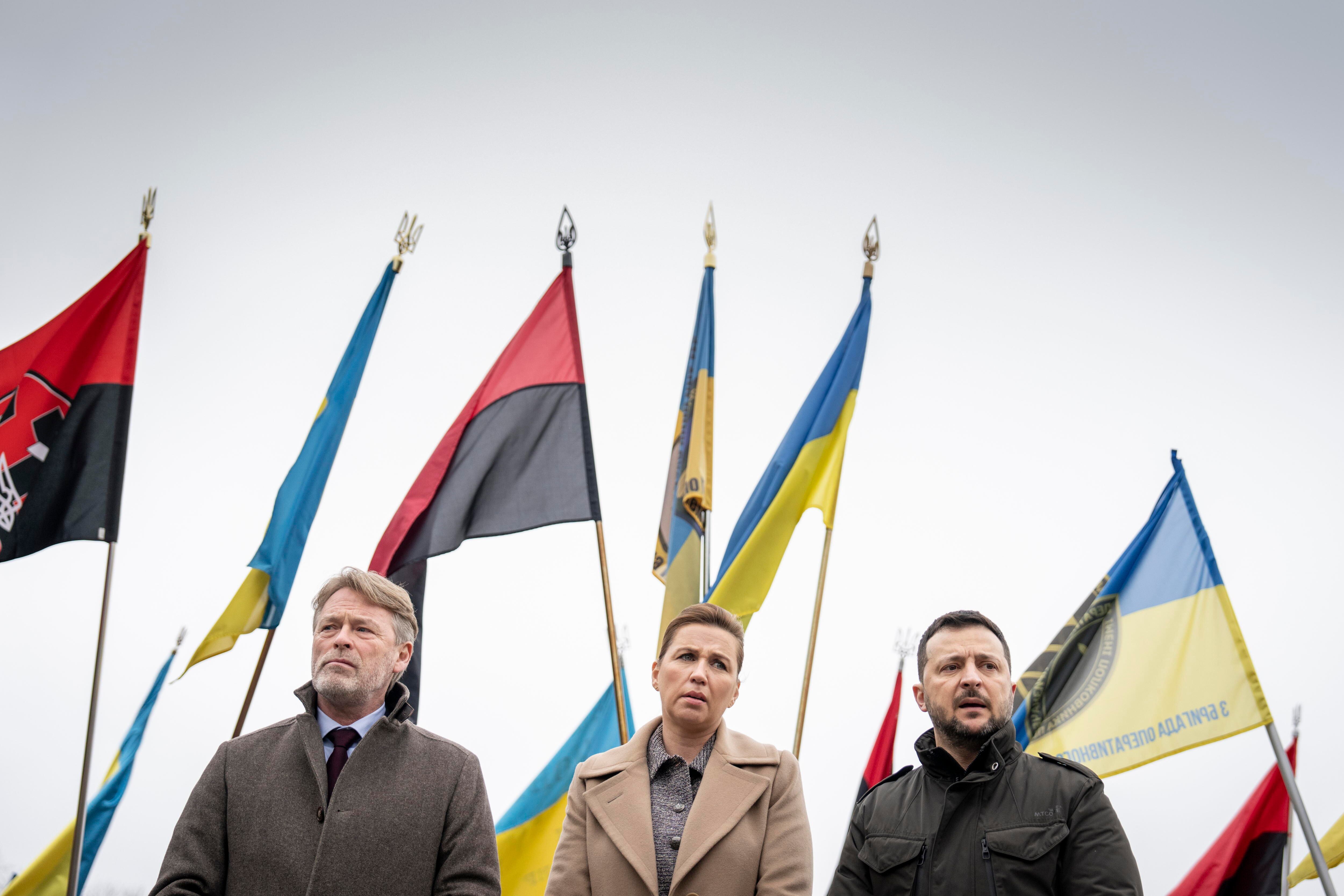 Lviv (Ukraine), 23/02/2024.- Prime Minister Mette Frederiksen (C), the Prime Minister's husband Bo Tengberg and Ukrainian President Volodymyr Zelensky attend a memorial ceremony at the Field of Mars at Lychakiv Cemetery in Lviv, Ukraine, 23 February 2024. The Danish prime minister and the Danish defense minister announced in a press conference on 22 February that Denmark's is entering a ten-year agreement with Ukraine on continued military support and the security situation in Europe. (Dinamarca, Ucrania, Leópolis) EFE/EPA/MADS CLAUS RASMUSSEN DENMARK OUT