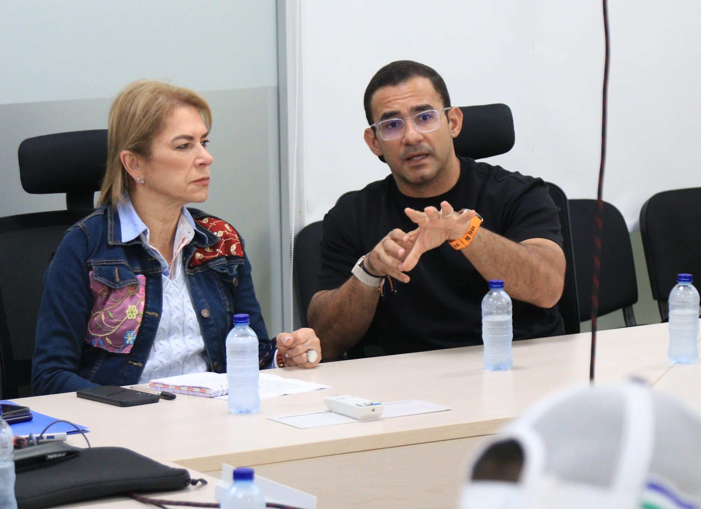 La ministra del Deporte, Patricia Duque, se reunió con el alcalde de Montería, Hugo Kerguelén.