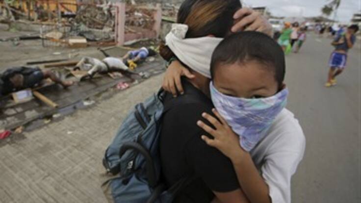 Miles de personas deambulan en Tacloban en busca de ayuda