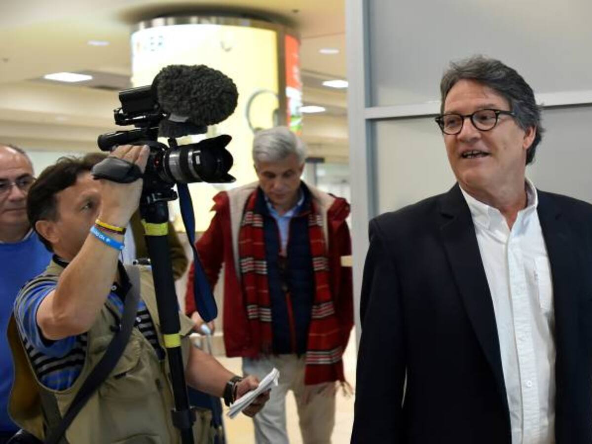 Cuatro negociadores del Gobierno permanecerán en Ecuador