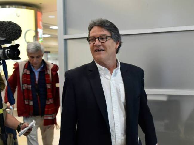 Cuatro negociadores del Gobierno permanecerán en Ecuador