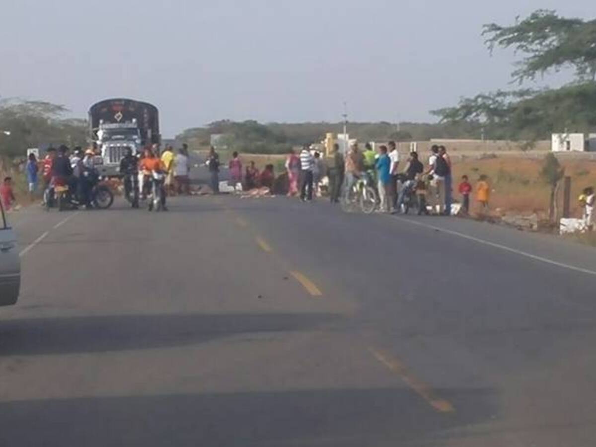 Habitantes del barrio Las María de Riohacha cierran la vía a Valledupar