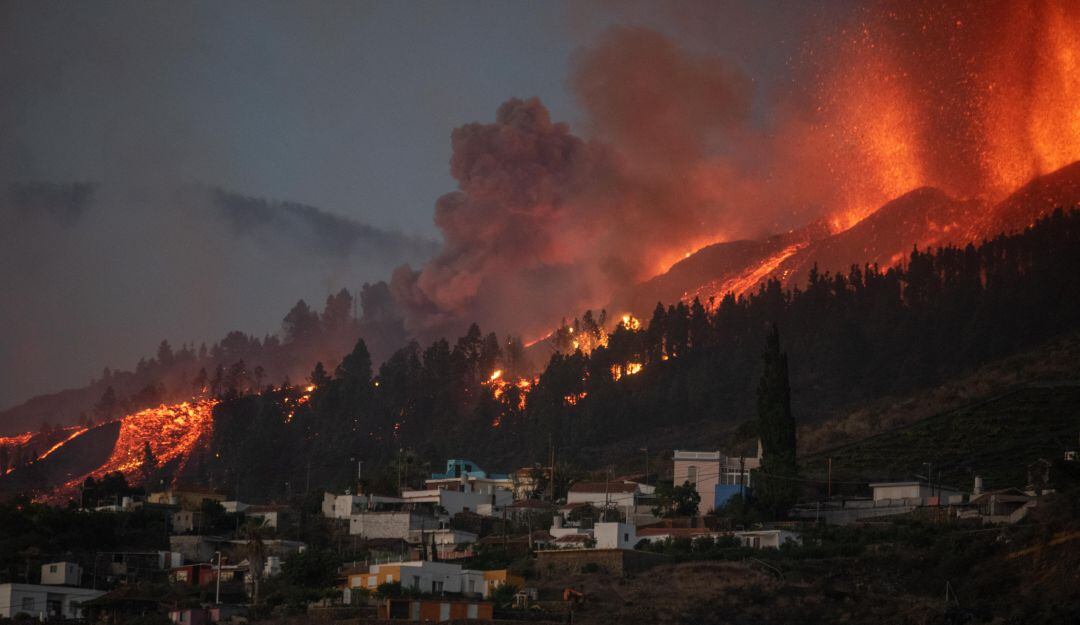 Ríos de lava en cercanía de un pequeño poblado de La Palma en las Islas Canarias.