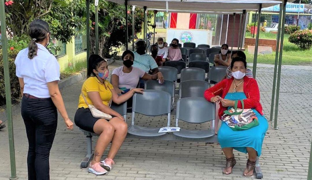 Personas esperando el pago de Familias en Acción