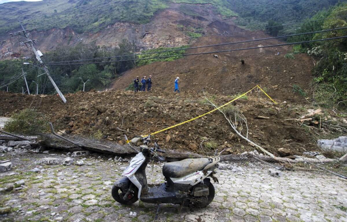 Hasta que no sea recuperado el último de los desaparecidos, no se removerá del derrumbe de 50.000 metros cúbicos que cayó sobre el kilómetro 12+600 de la autopista Medellín- Bogotá en la madrugada del miércoles.